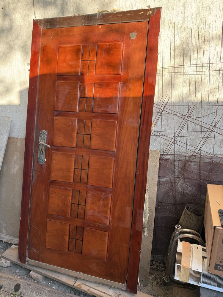 Продам наружнюю дверь