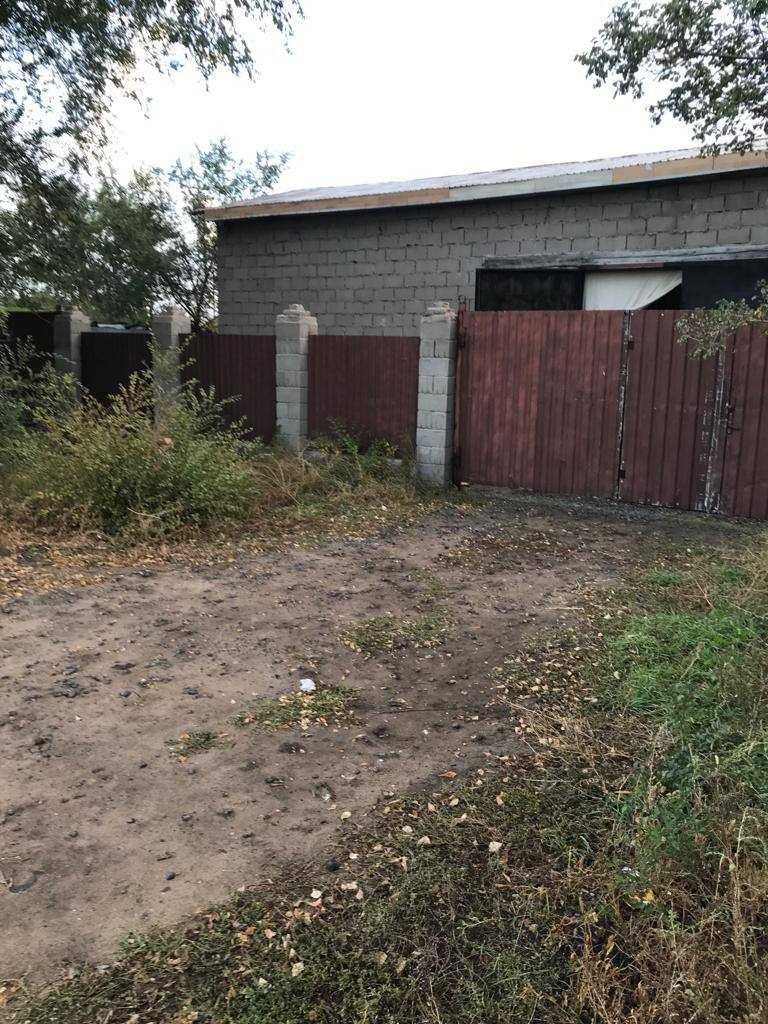 дом с производственным помещением вдоль трассы