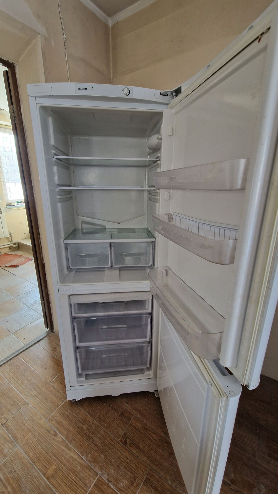 Холодильник Indesit