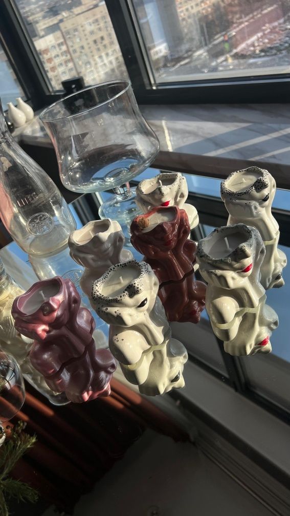 Свечи в вазочке девушка