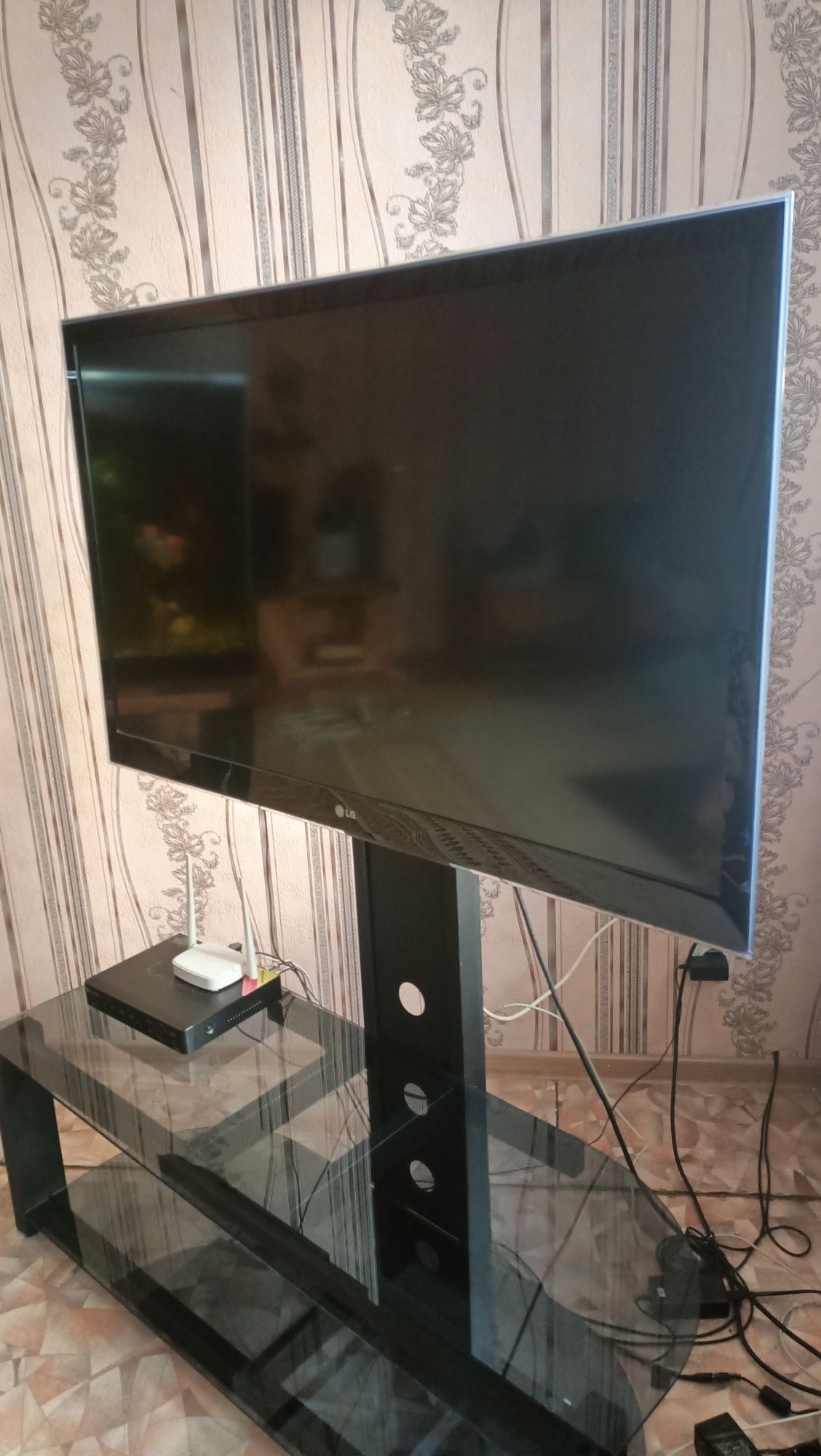 Срочно продам Телевизор LG со стеклянной тумбой