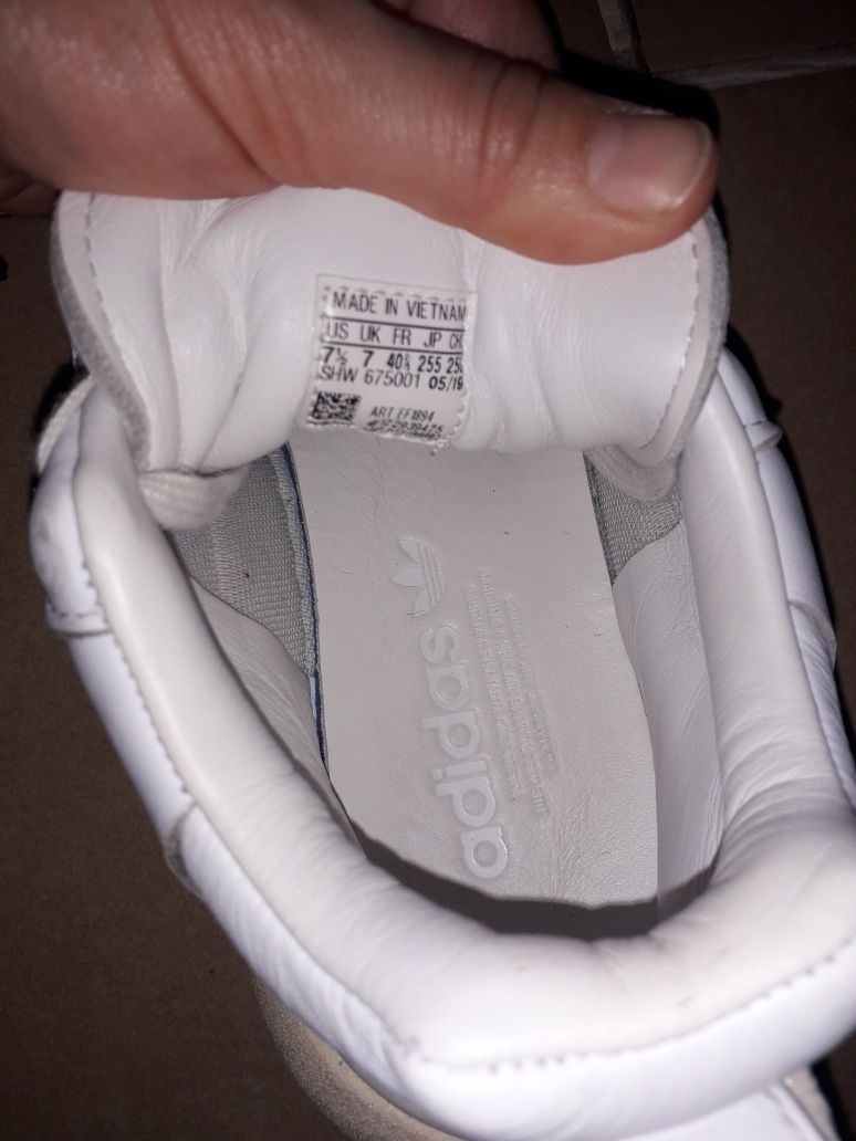 Фирменные кожаные кроссовки Adidas размер 40-41