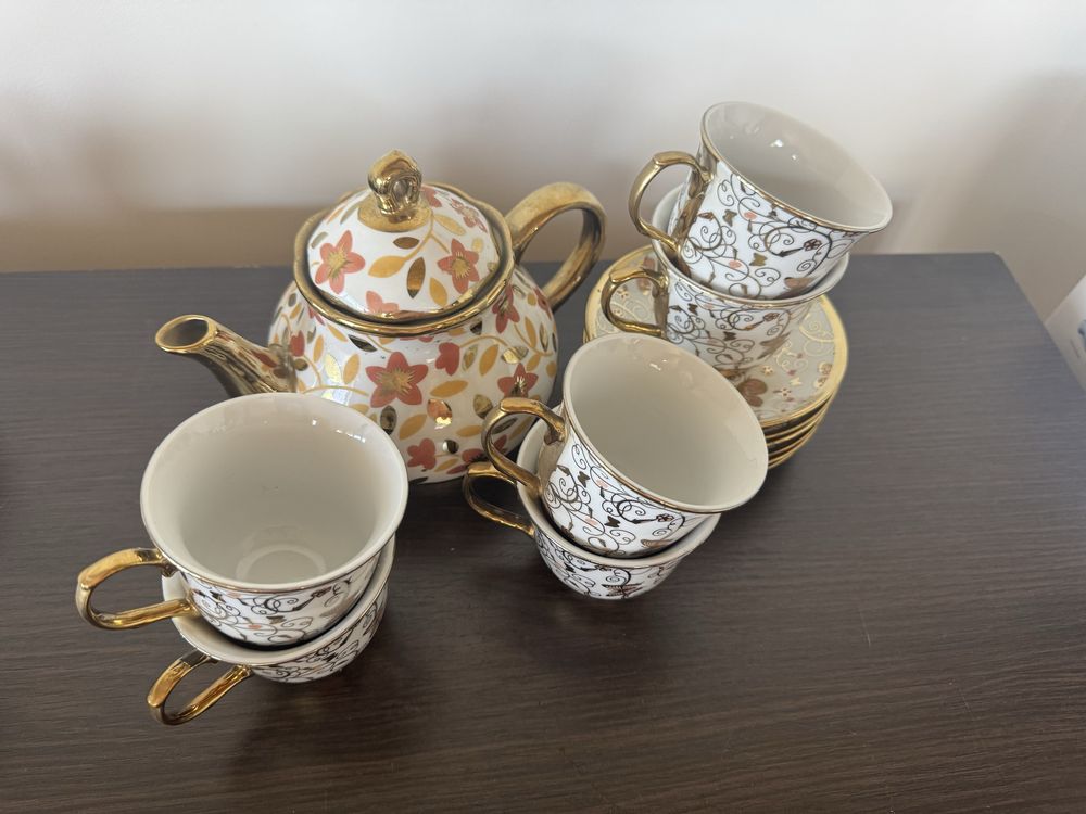 Чайные сервизы , чашки, блюдца , чайники