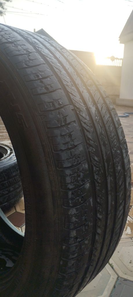 Продам шины летние, размер 215/55/R17 б/у на сезон откатать хватит.
