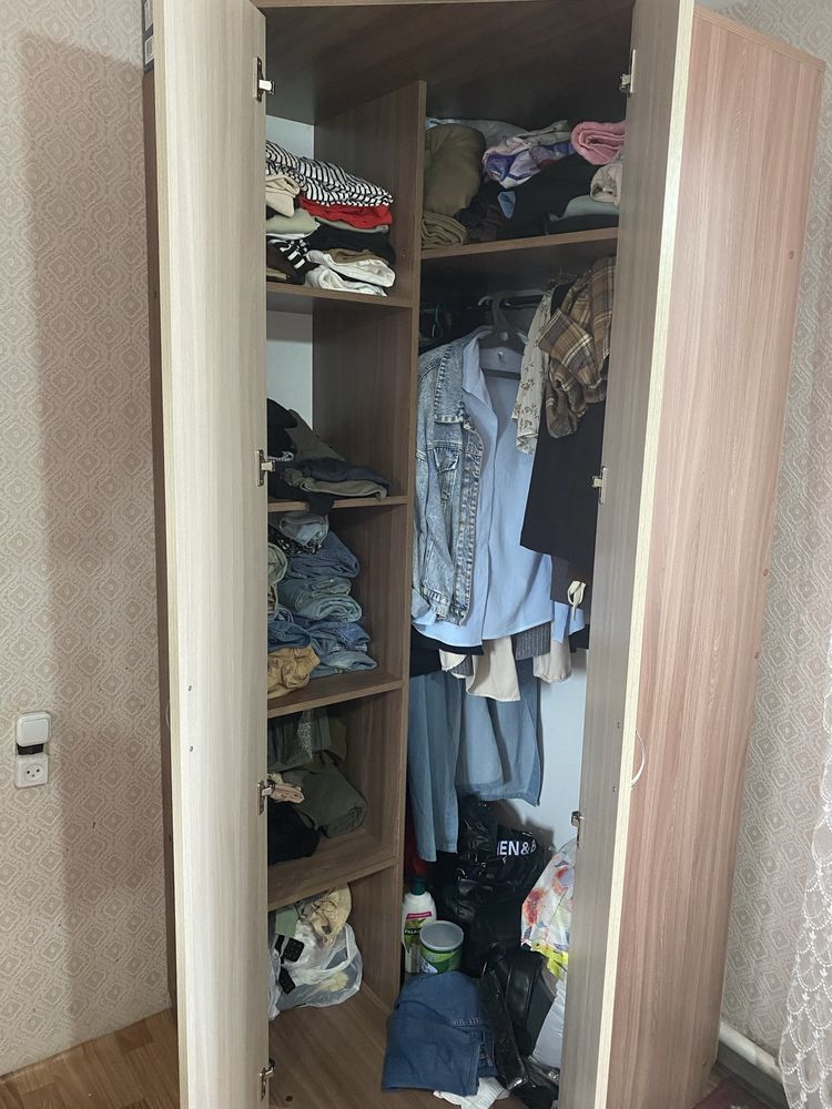 Продам угловой шкаф ,новый ,в отличном состоянии ,хорошая вместимость!