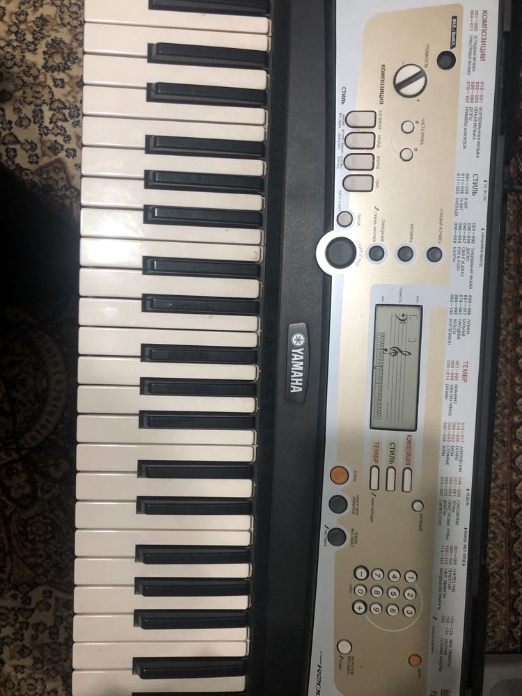 Продам синтезатор Yamaha psr R200