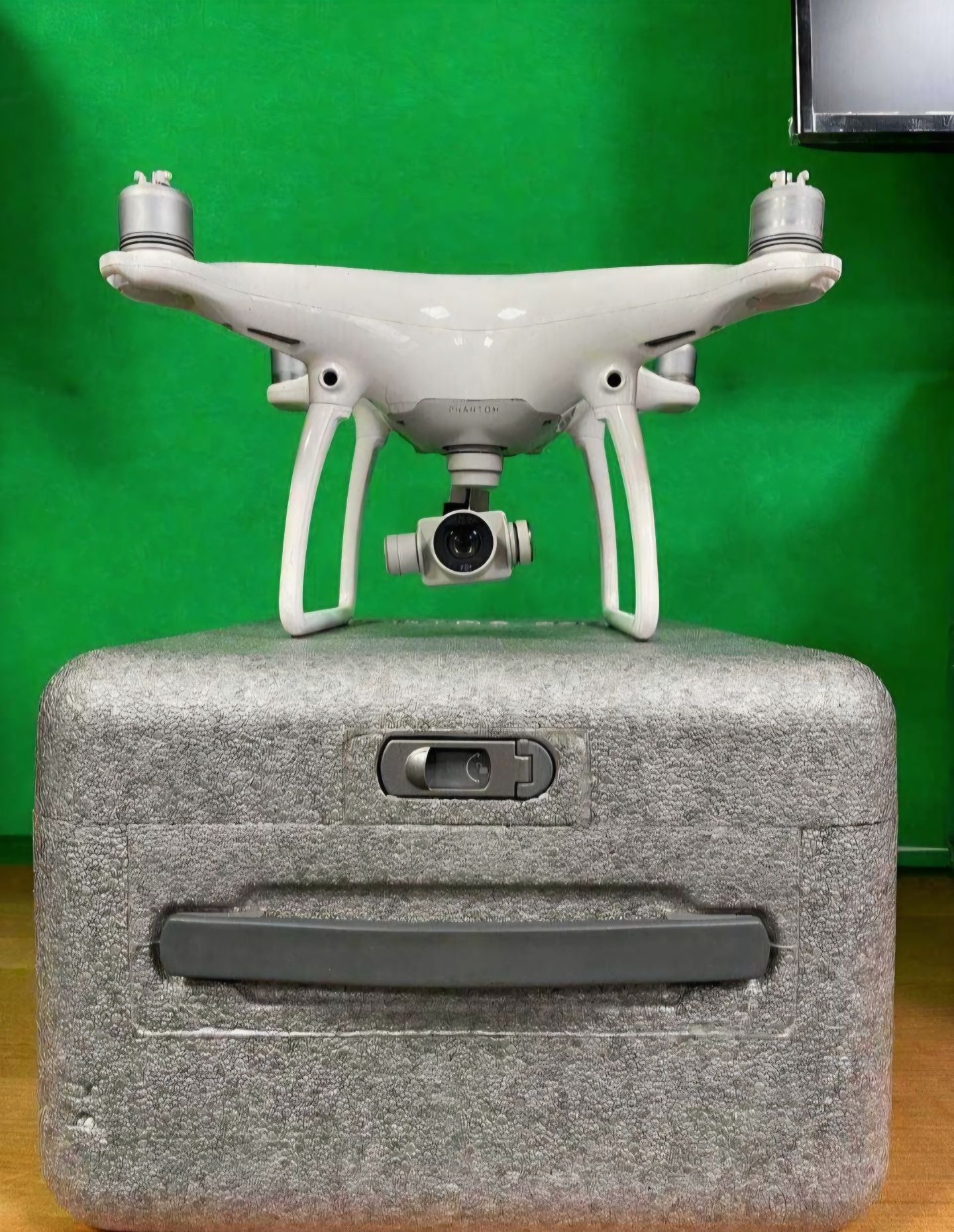 Продам квадрокоптер DJI phantom 4