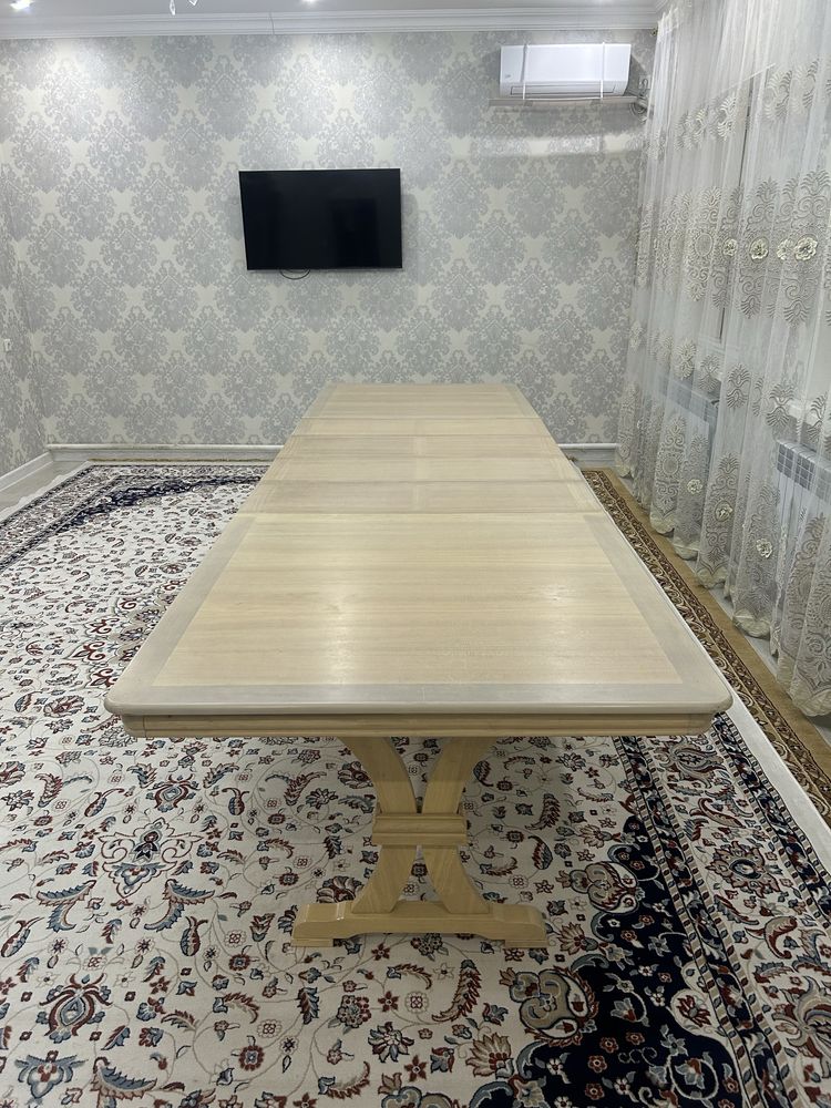 Гостинный стол без стульев