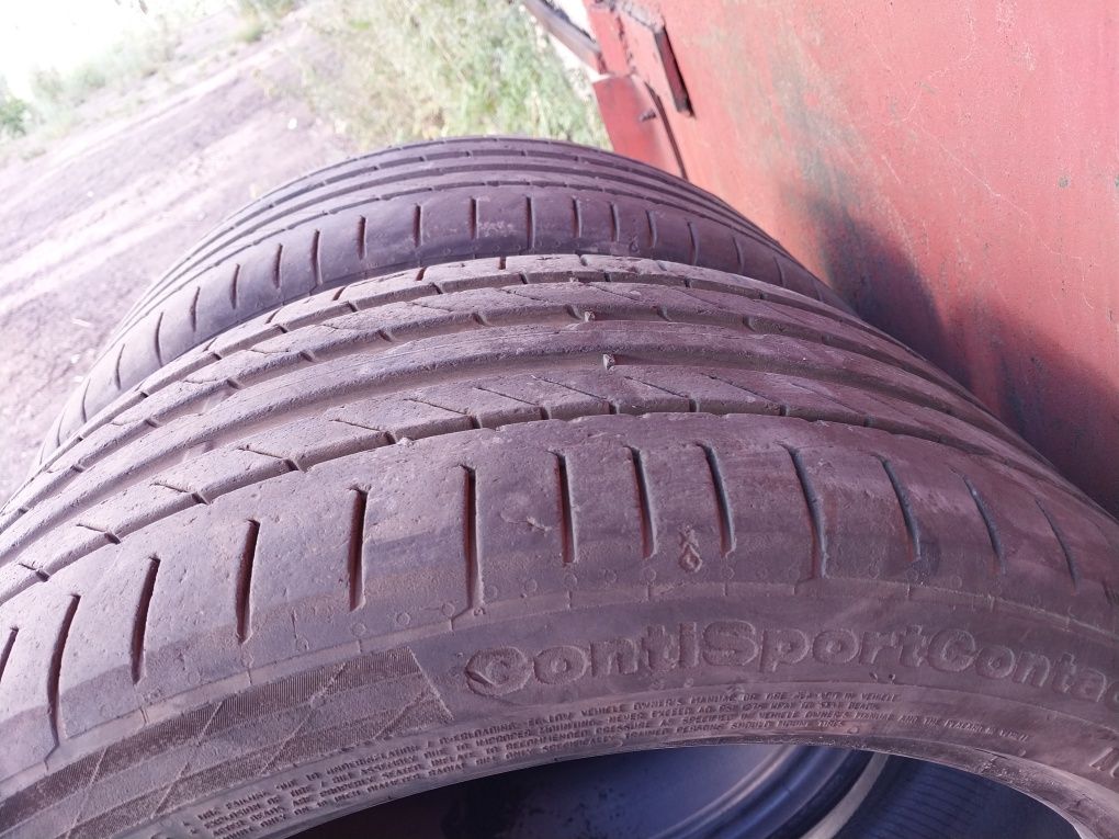 2 шины 225 40 R18. На одной боковая латка.
