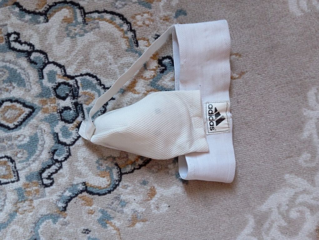 Продам кимано,перчатки,защита паха,шитки