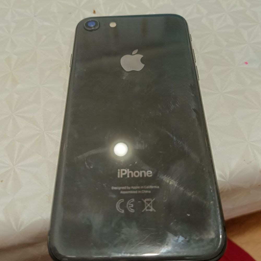 продаю iphone 8.