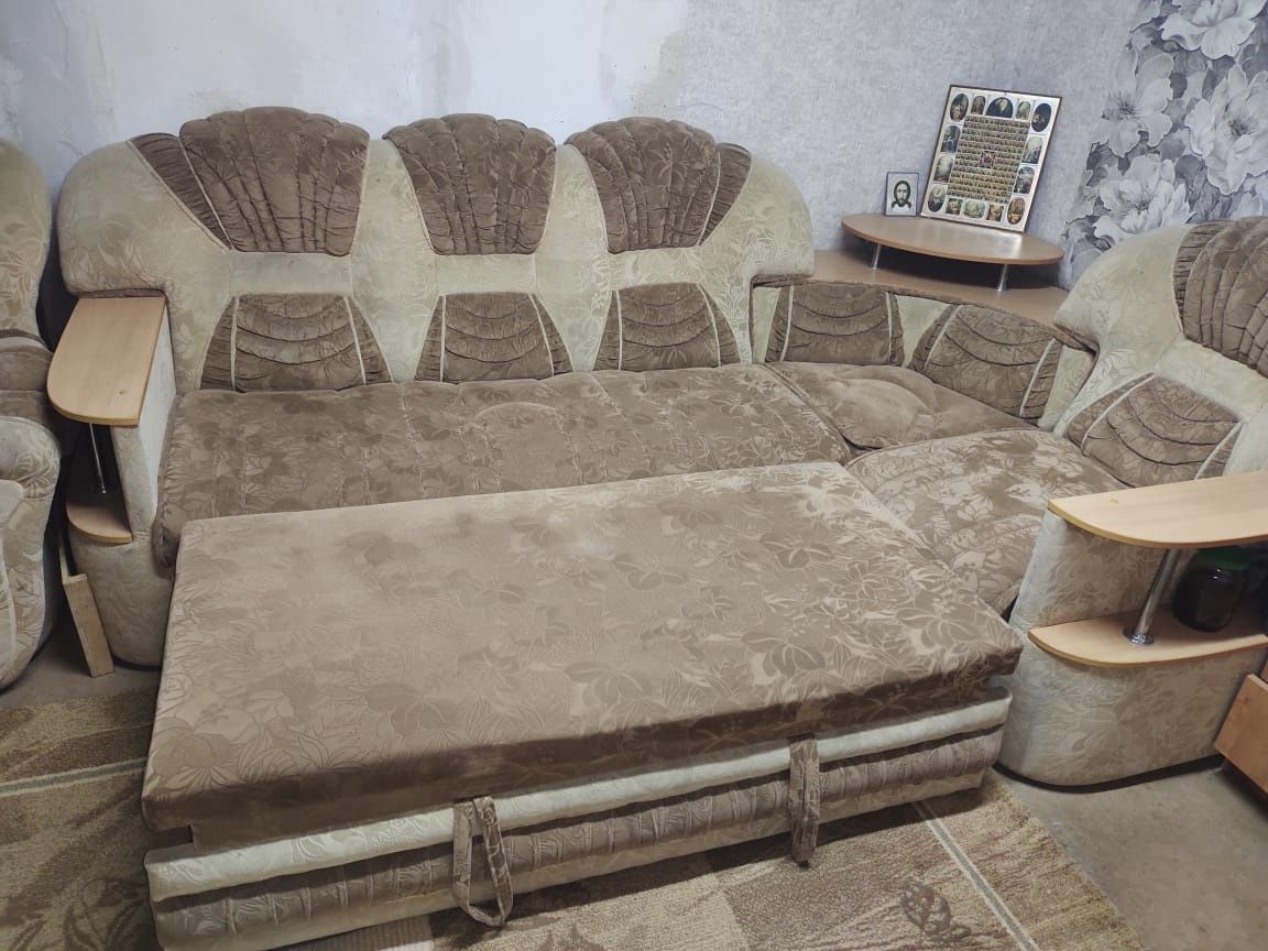 Продаётся мягкий угловой диван с креслом кроватью.
