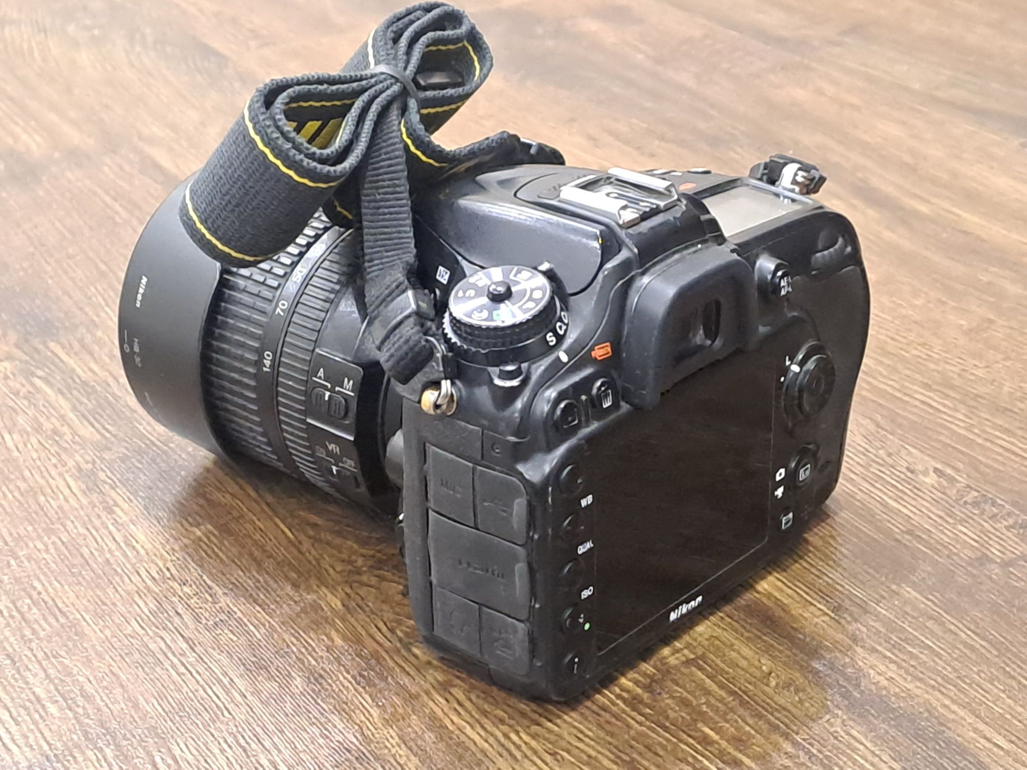 Продам Nikon D7100 Kit 18-140