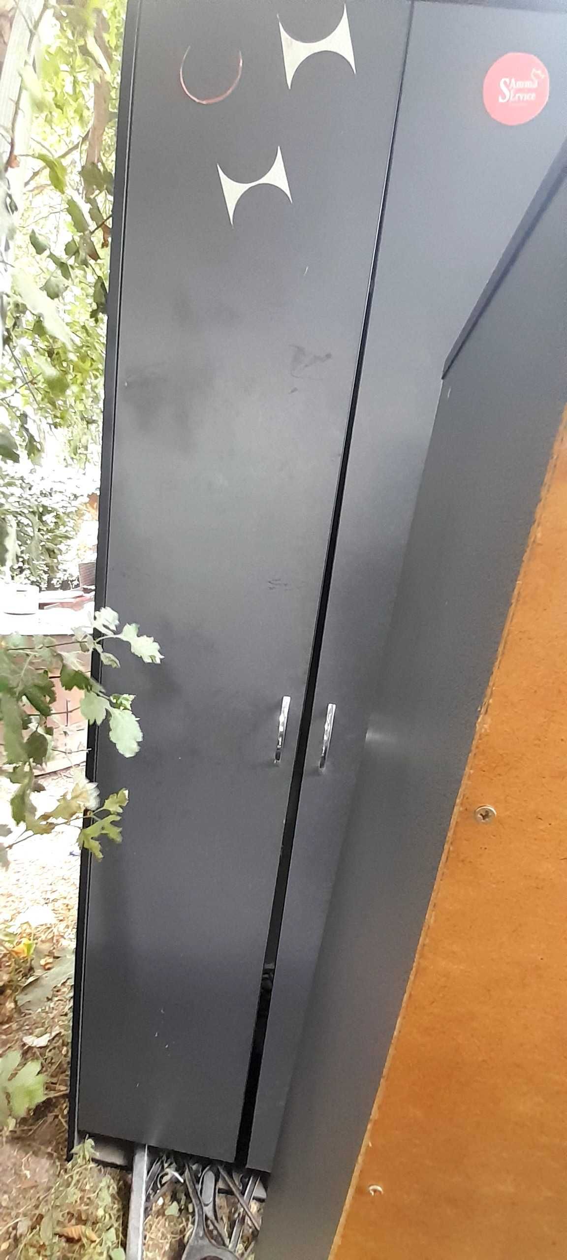 Продам 2 шкафа и стол