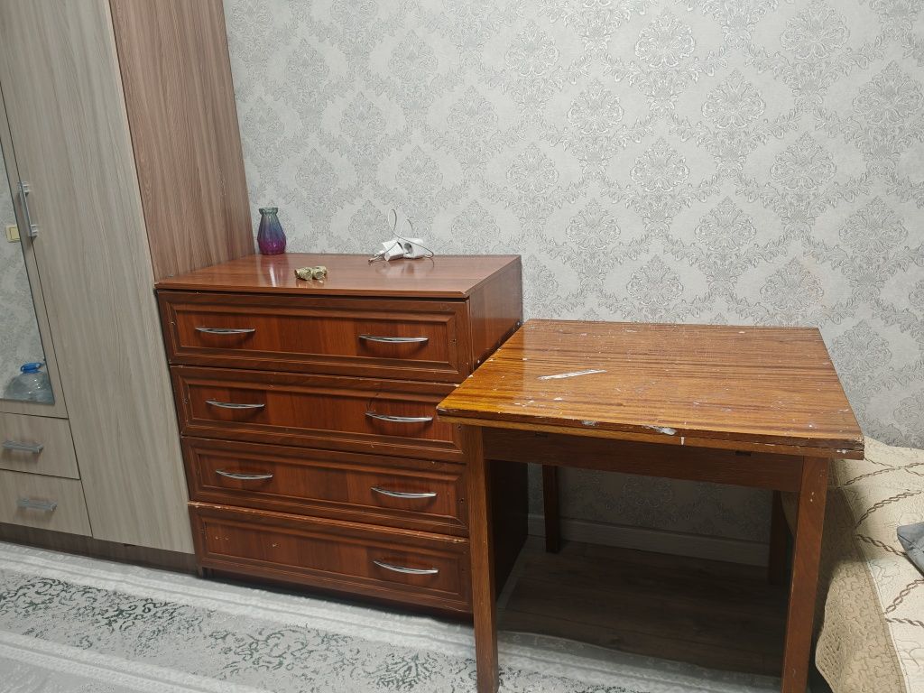 Продаётся тумбочка с полками и столик рядом