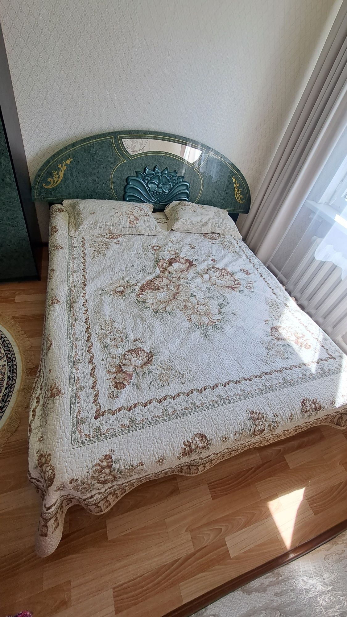 Кровать размером 2×2, зеленого цвета