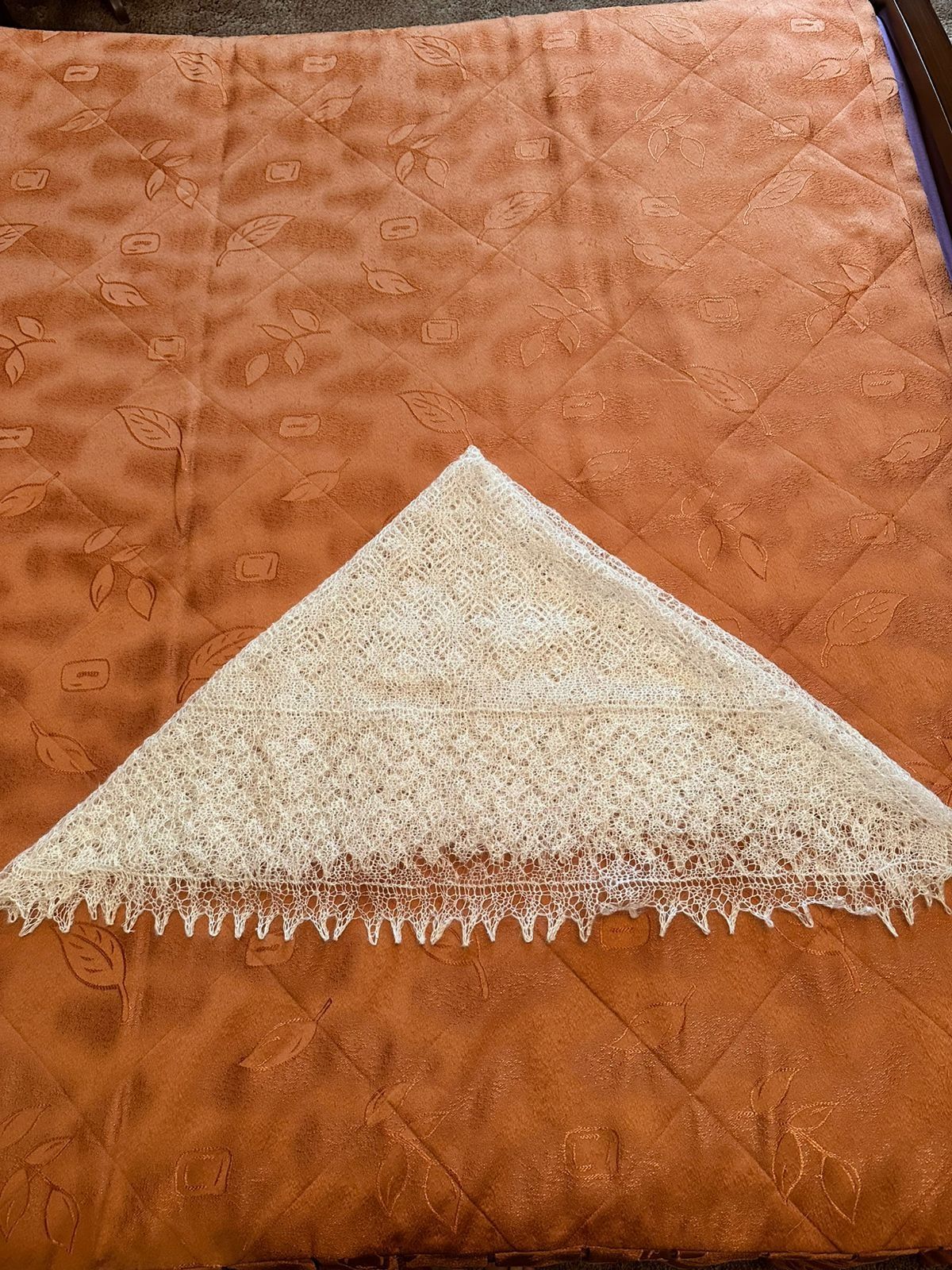 Паутинка шаль продам.