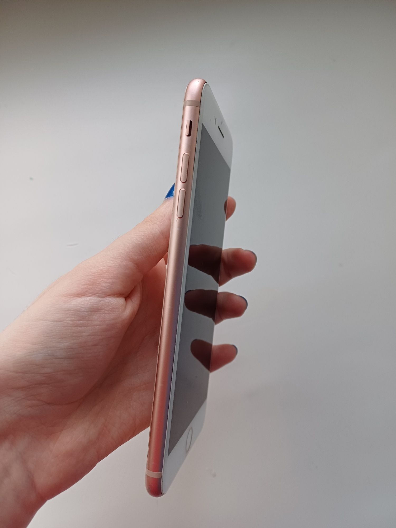 Продам Iphone 8 Plus розового цвета