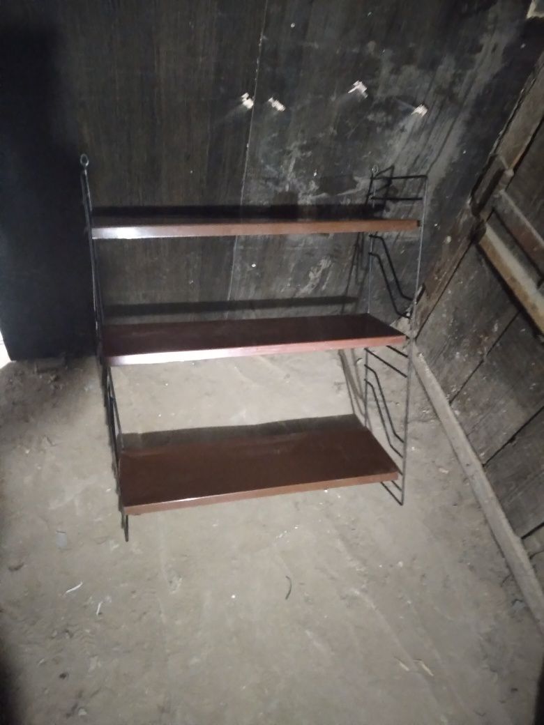 Продам металлические  настенные  полочки.