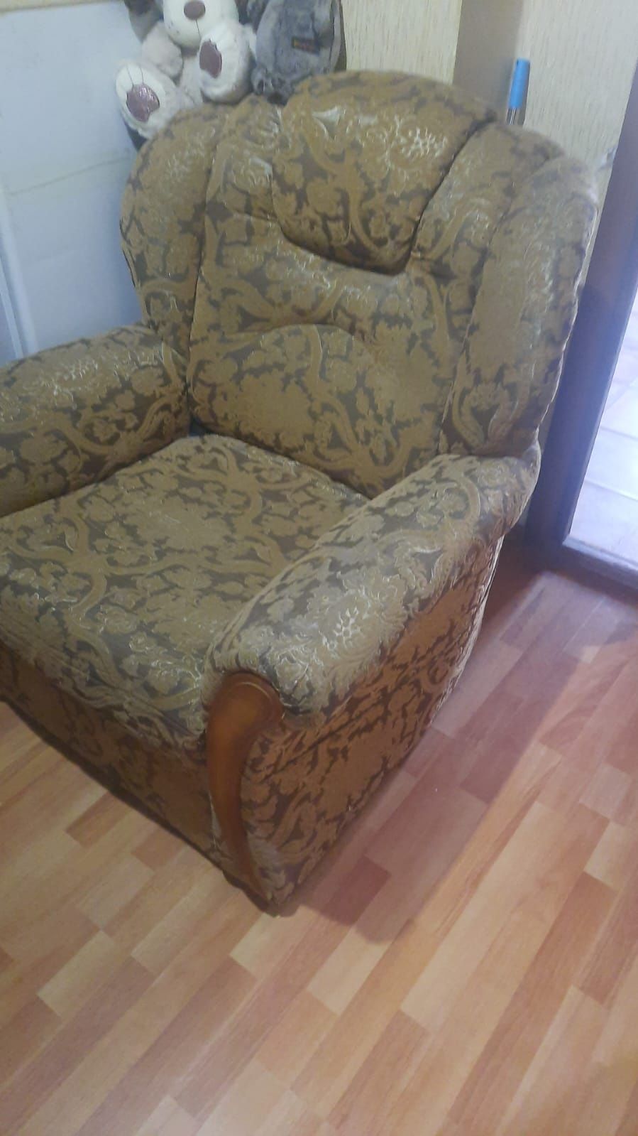Угловой диван и кресло.