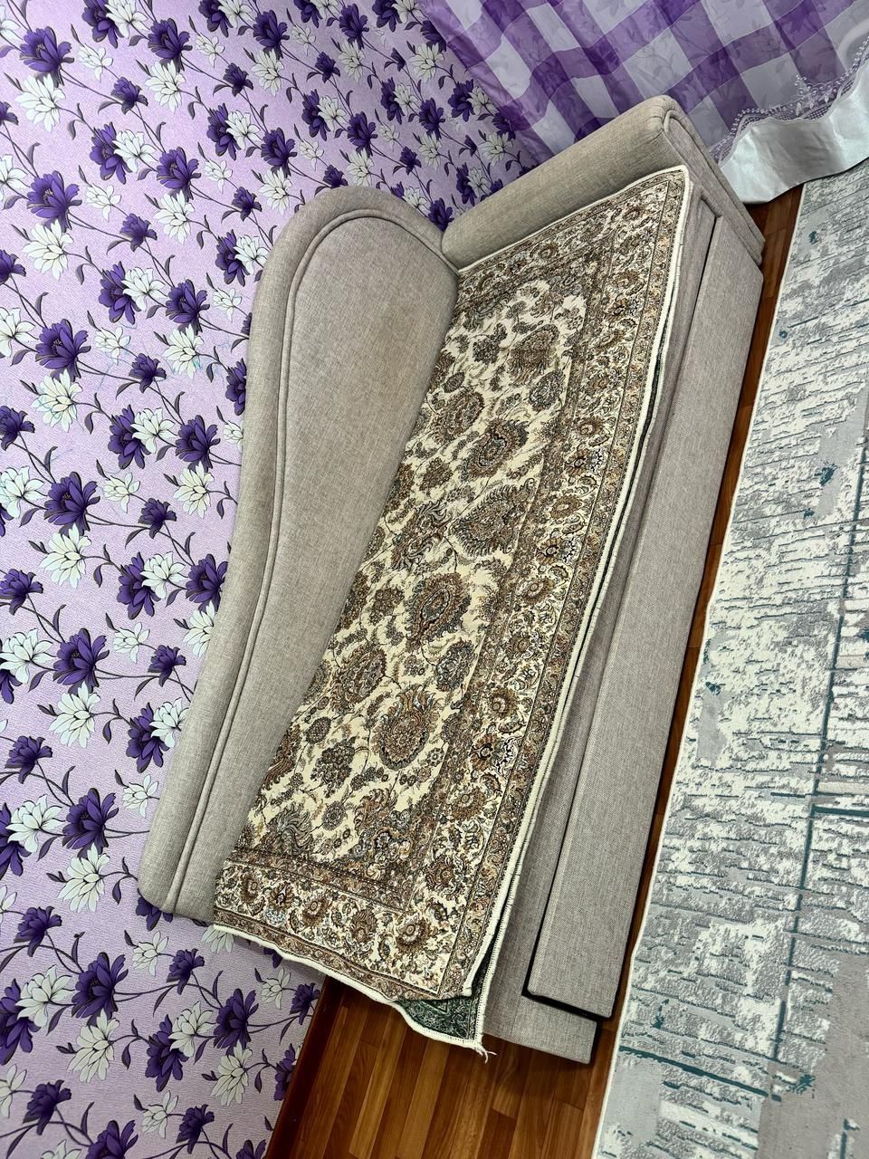 Диван сатылады .