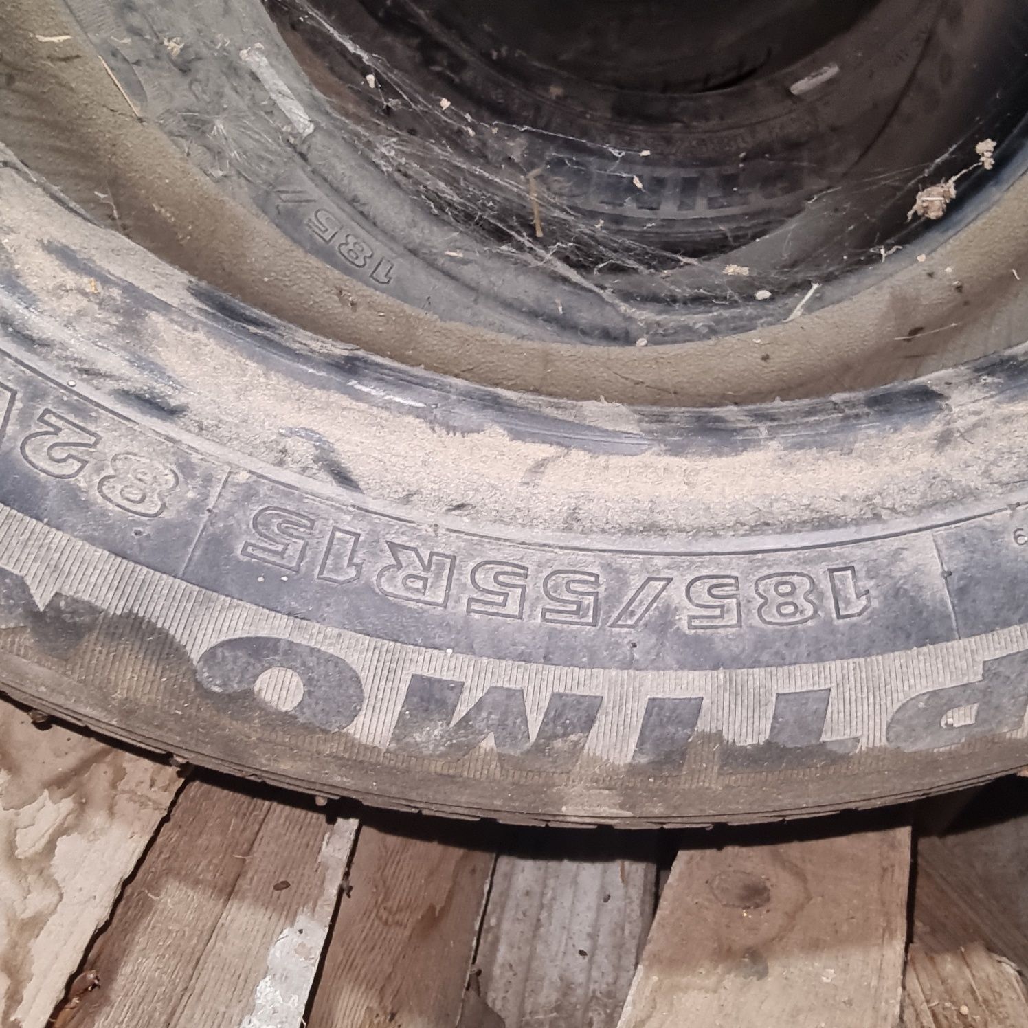 Hankook покришка  4 штук 185/55/R15.  (на жугули   ест все запчасти)