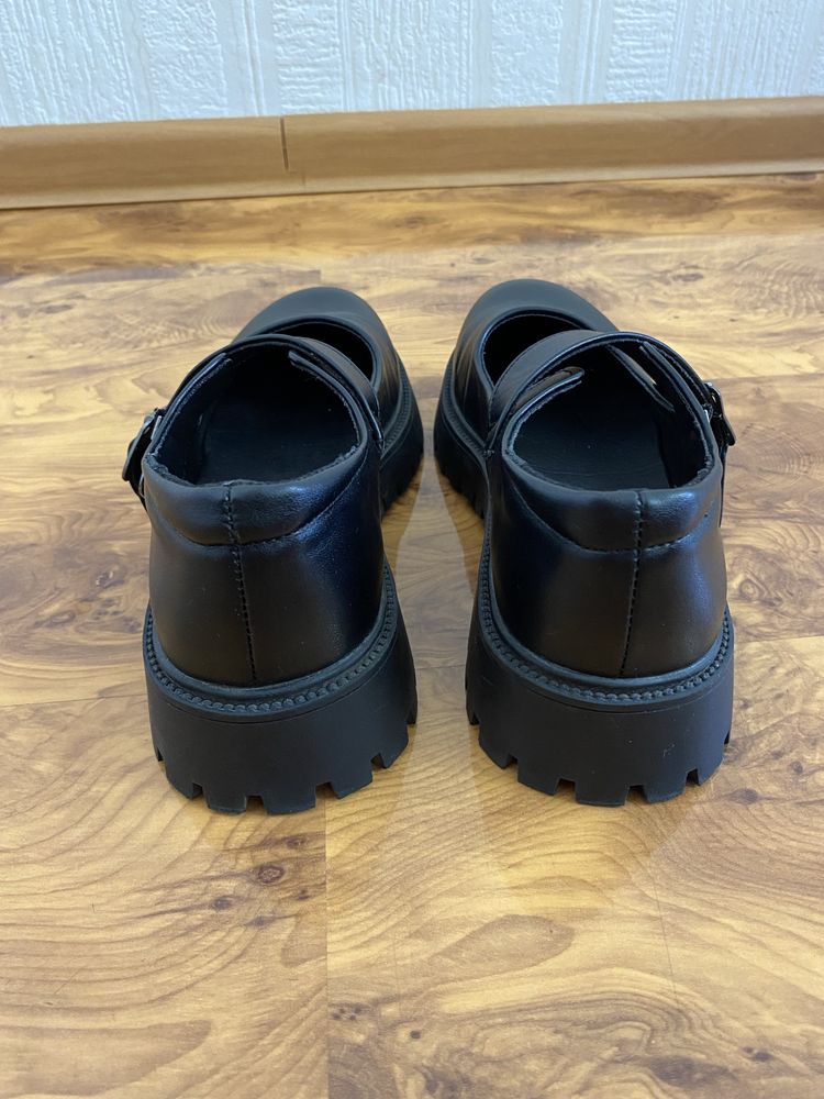 Продам школьные туфли 37-38