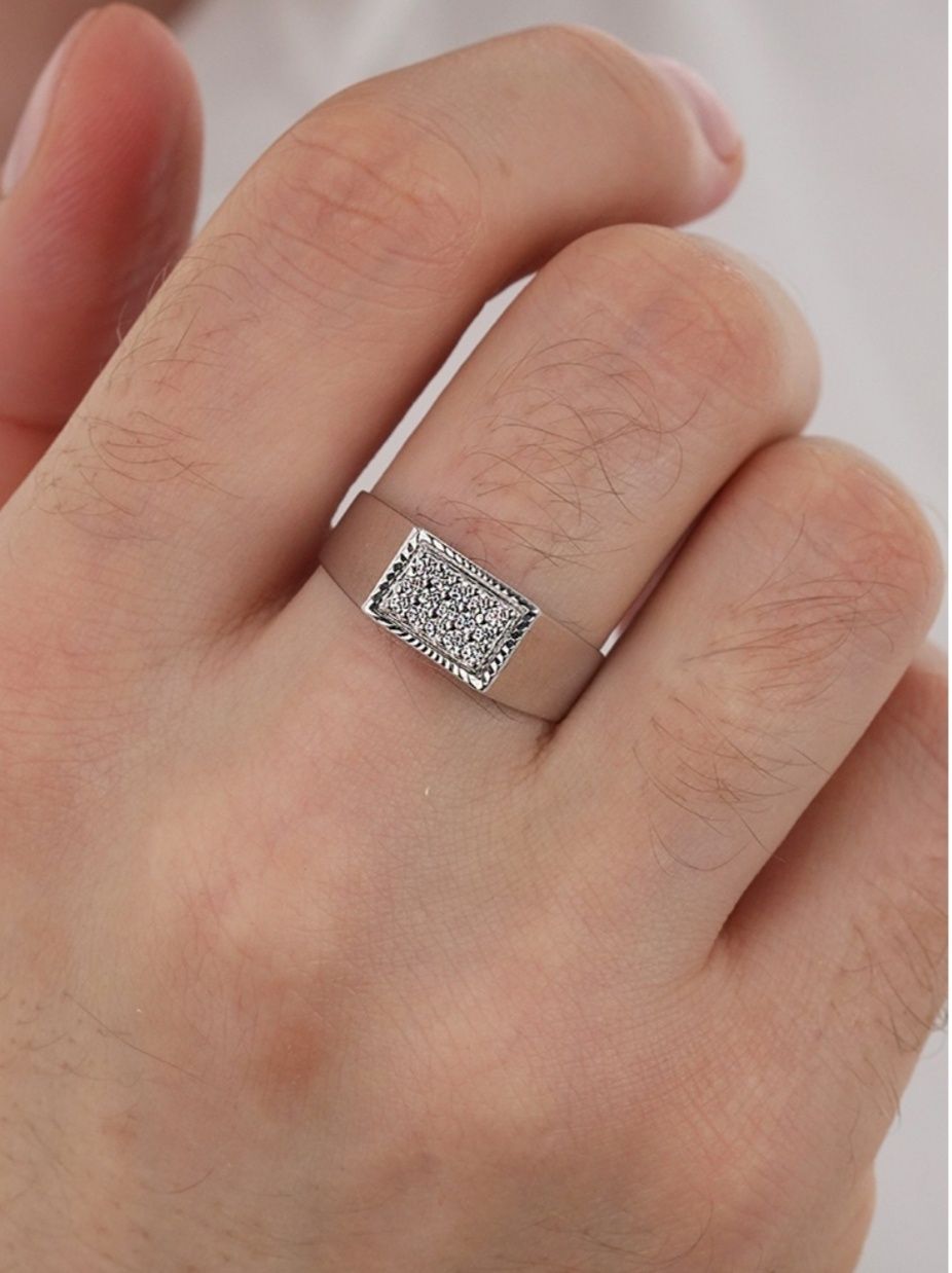 Продам Серебряное кольцо KARI 925 пробы с фианитом, размер 21, б/у