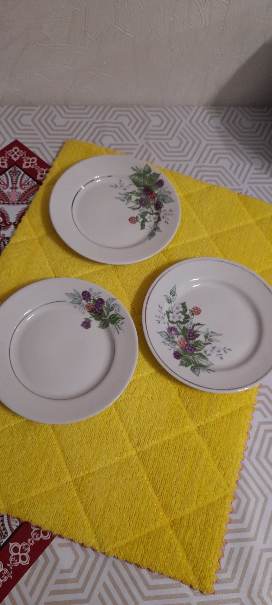Продам чайники, тарелки, бокалы