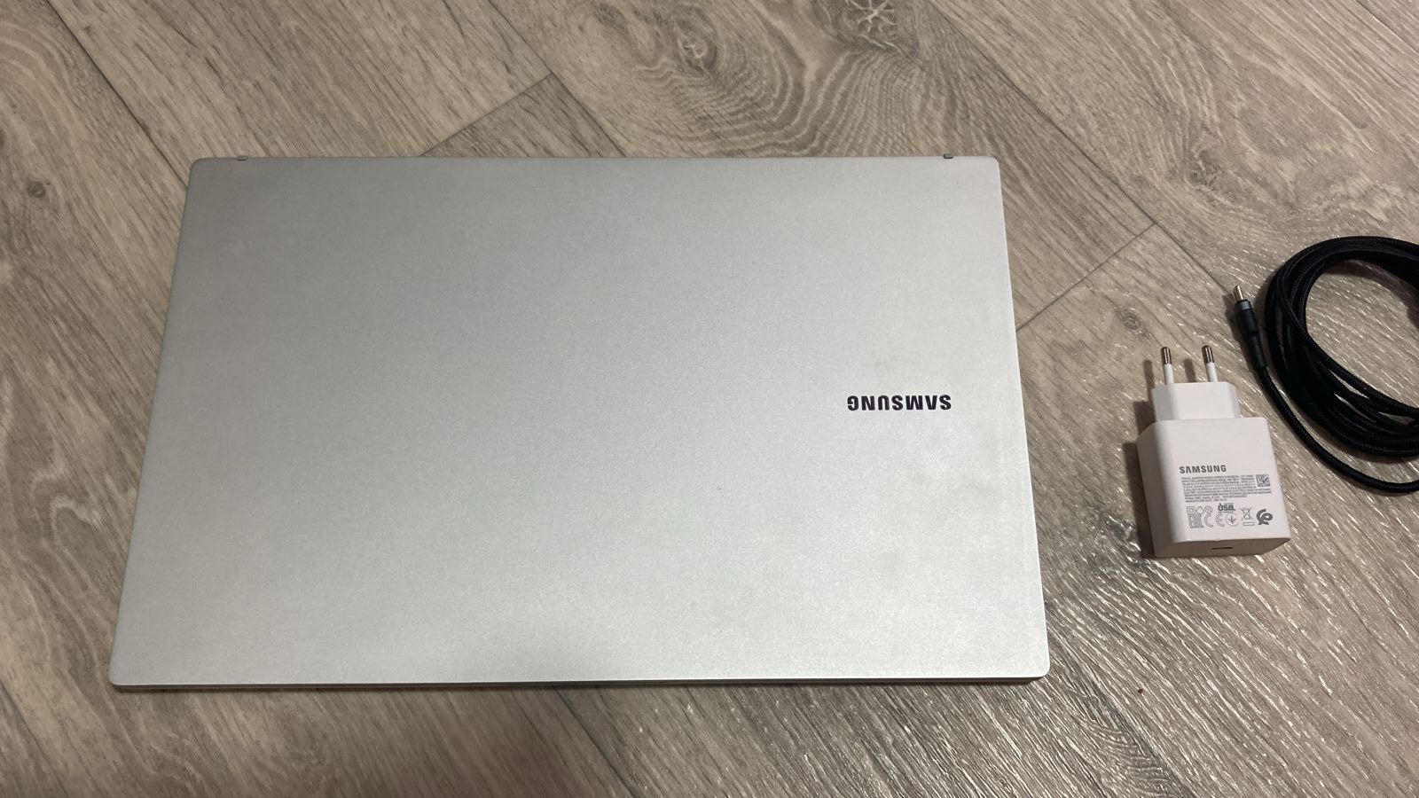 Современный ноутбук бизнес класса Samsung