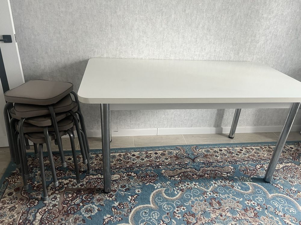 Продам стол с табуретками