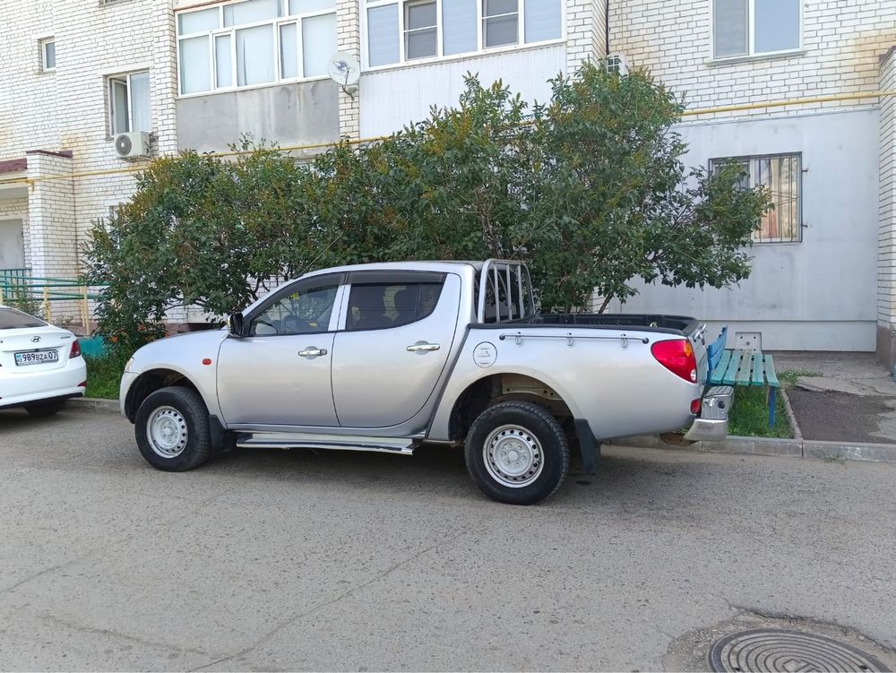 Автомобиль Митсубиси L200