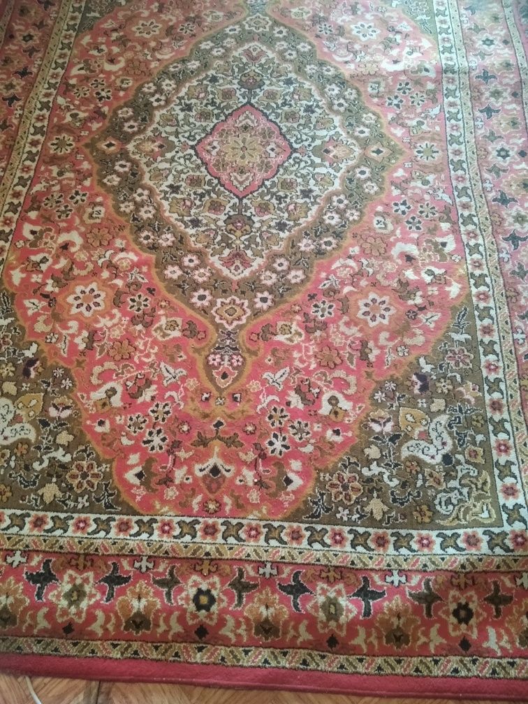 Ковёр большой,красивый