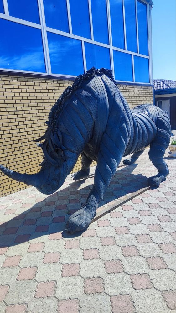 Скульптура носорога из шин