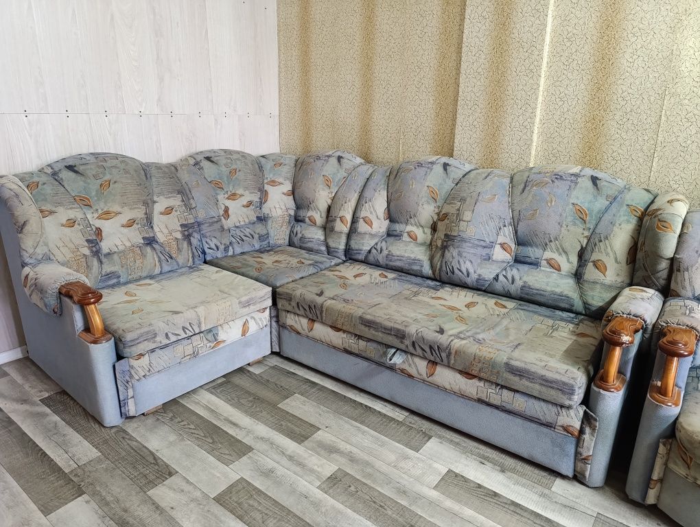 Продам угловой диван+кресло