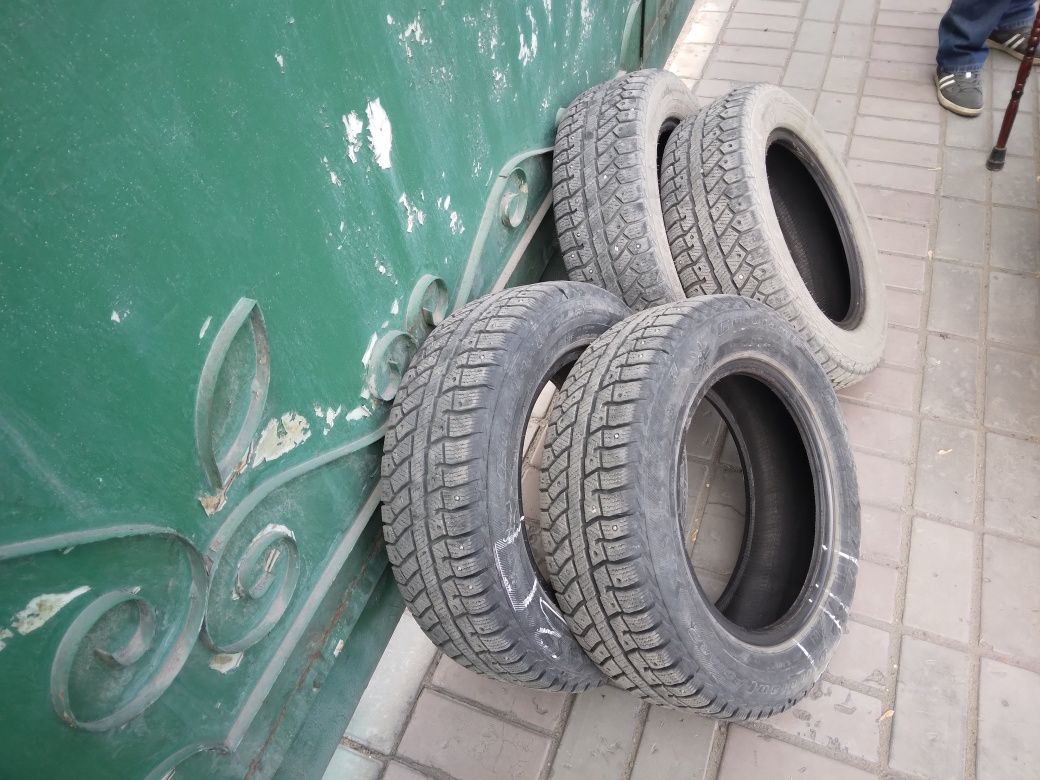 Зимние шины б/у продам
