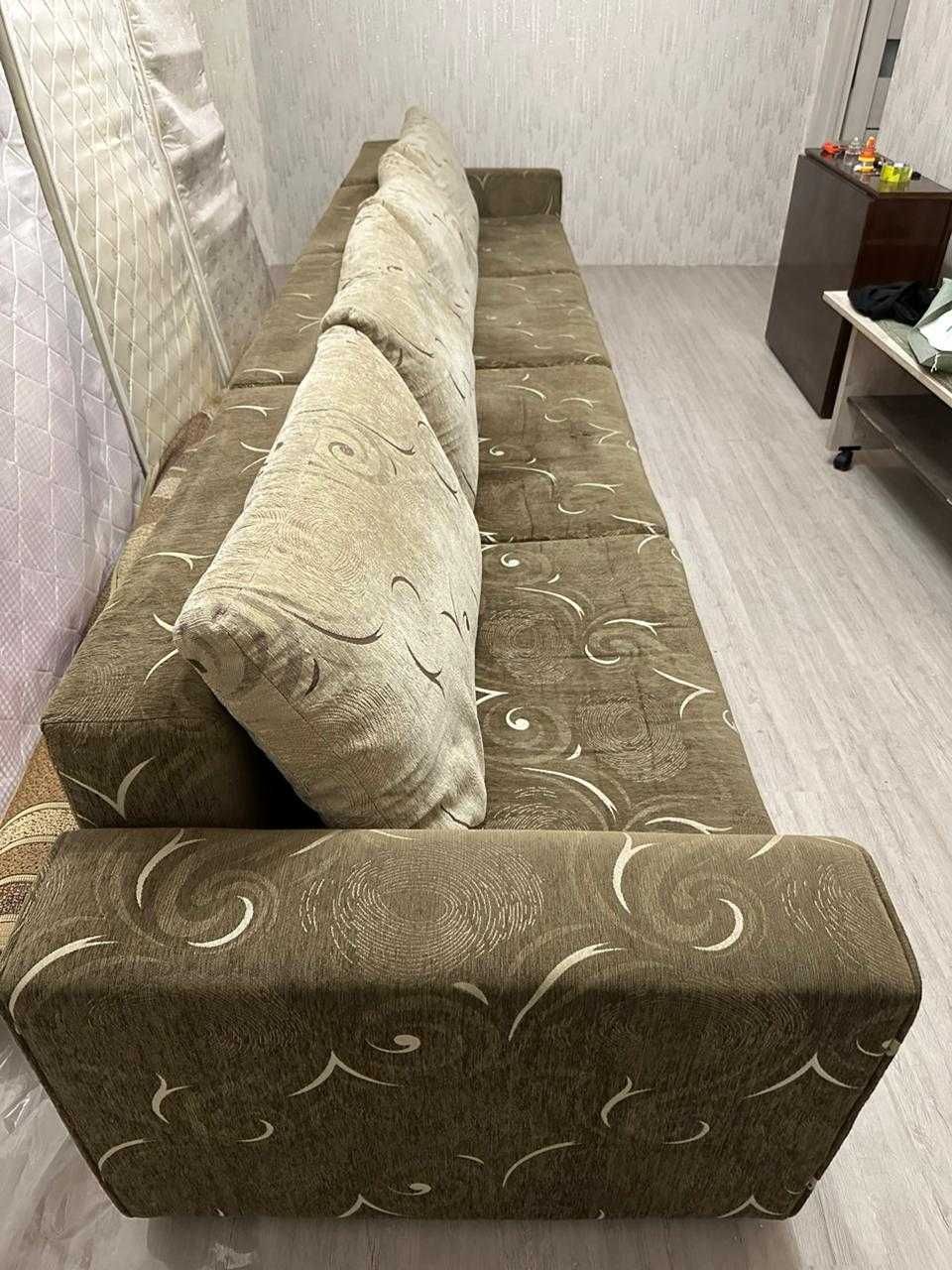 Продам Диван, длина - 4 метра, ширина - 90 см