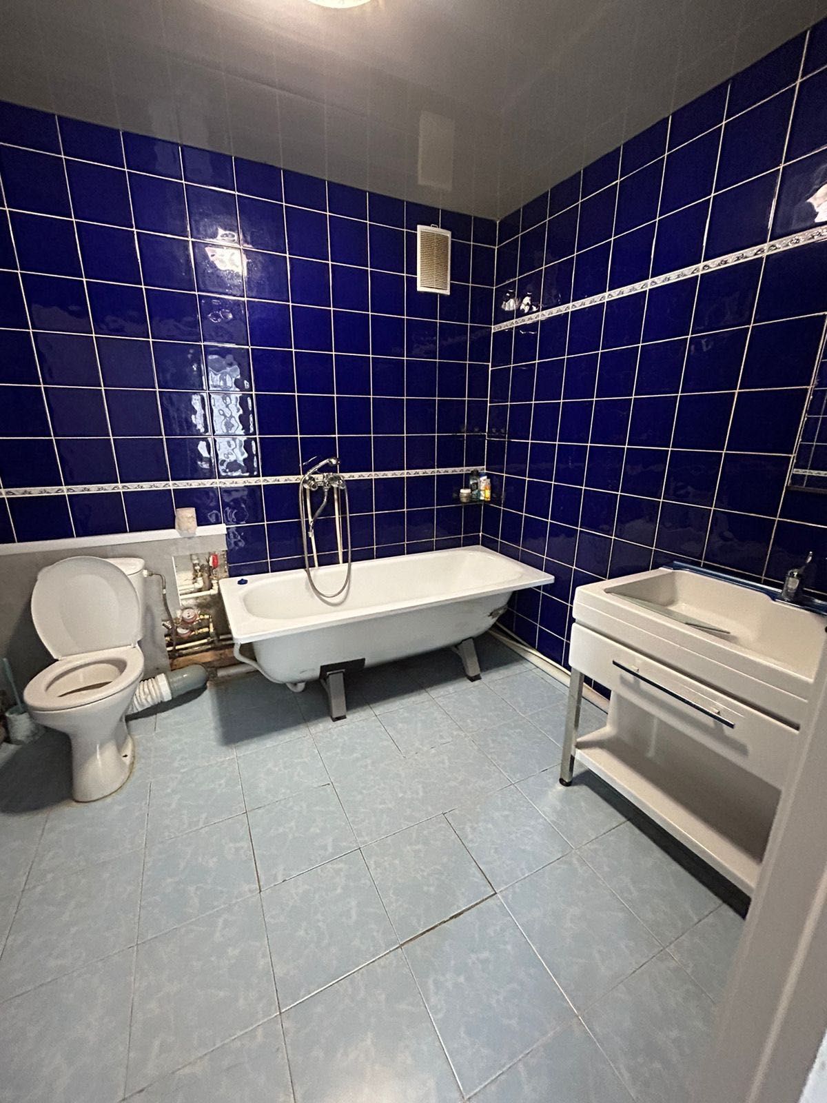 Продам квартиру трехкомнатную
