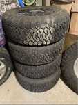 Продам комплект грязевых баллонов maxxis
