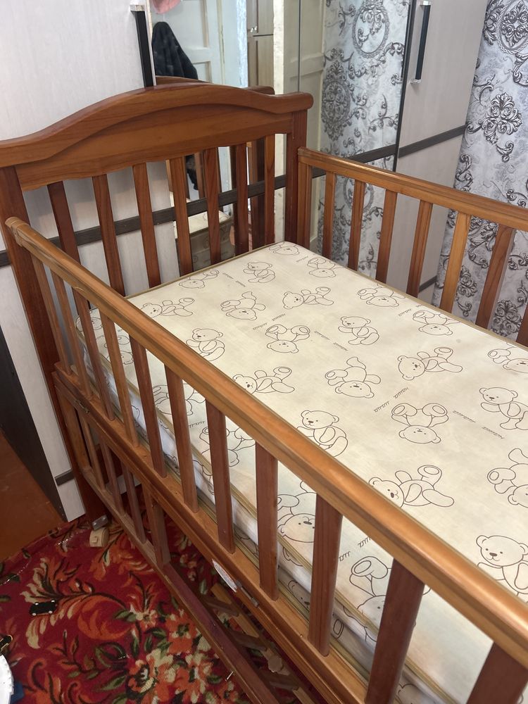Продам детскую кроватку с матрасом