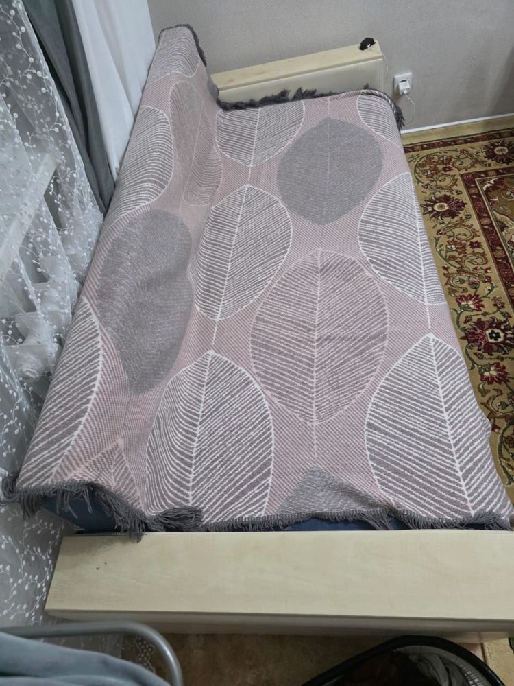 Стол и стулья и диван