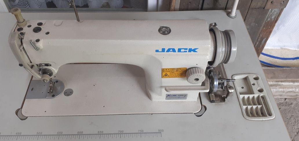Продам промышленную швейную машинку Jack