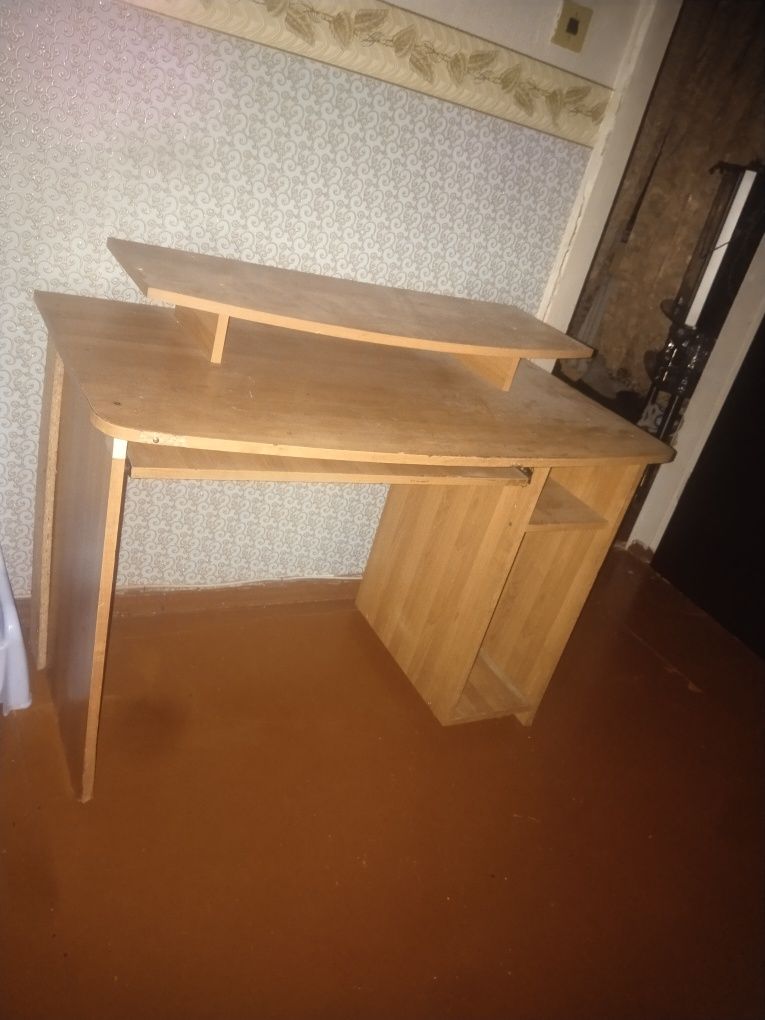 Отдам компьютерный стол