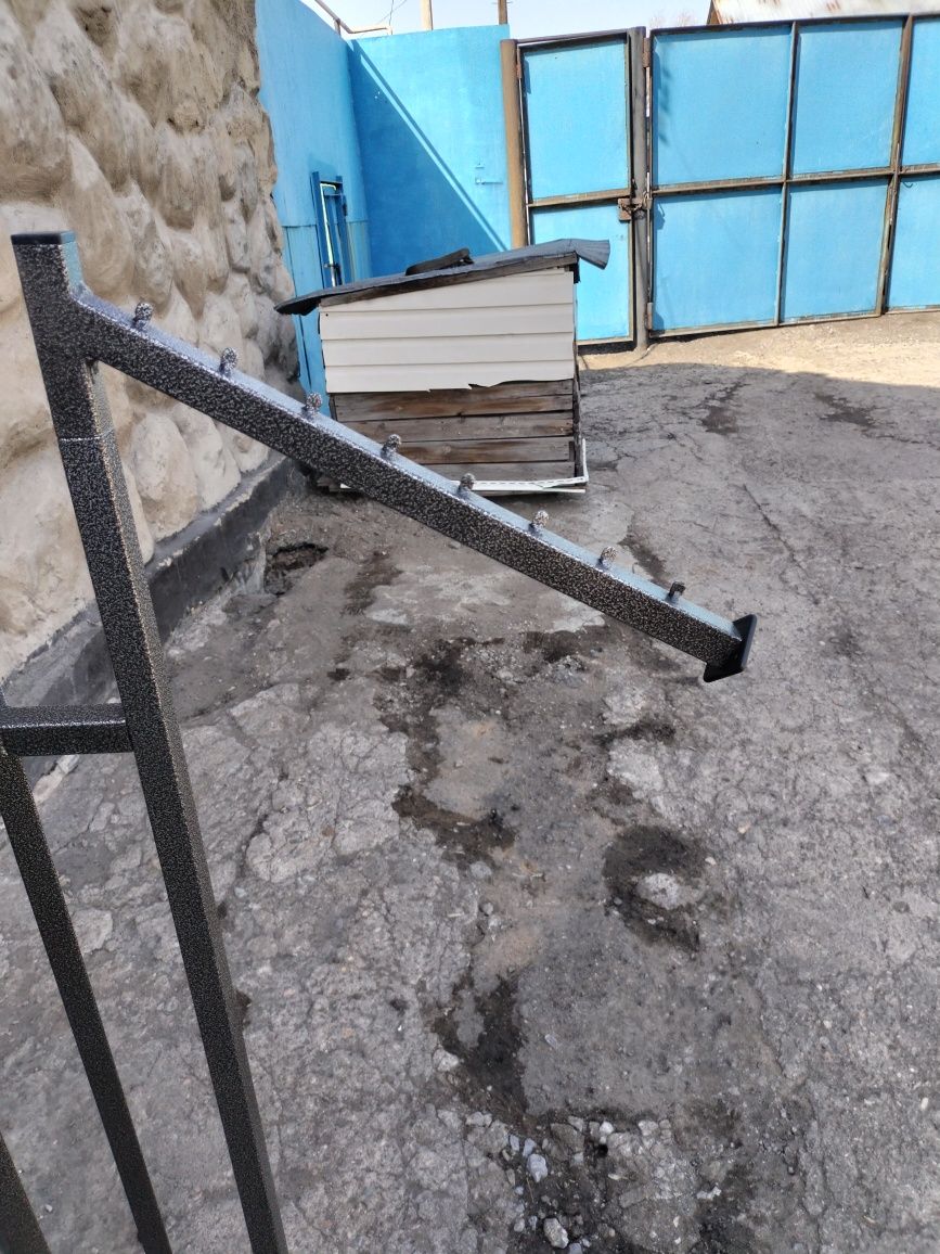 Вешалка новая находится возле стадиона возможно доставка