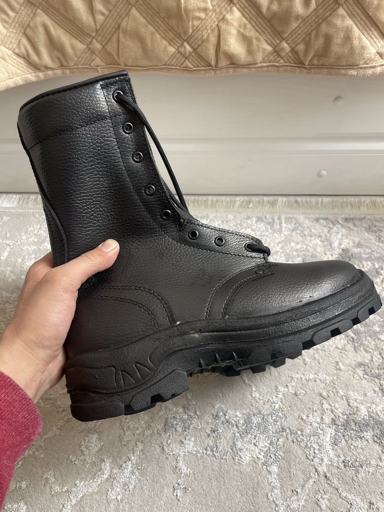 Продаю зимные берцы новые
