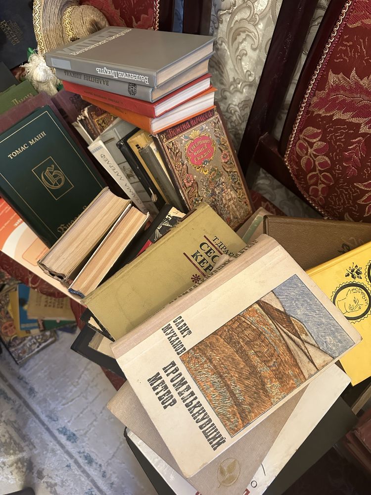 Книги разные, много книг, разные жанры, насчет цены договоримся..