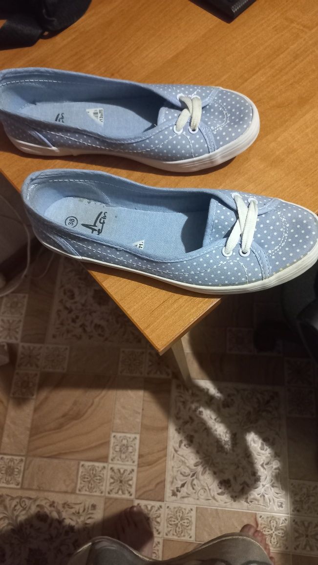 Продам летнию обувь