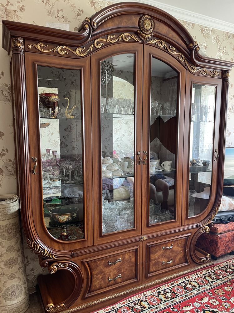 Продам камод с зерколом и сервант