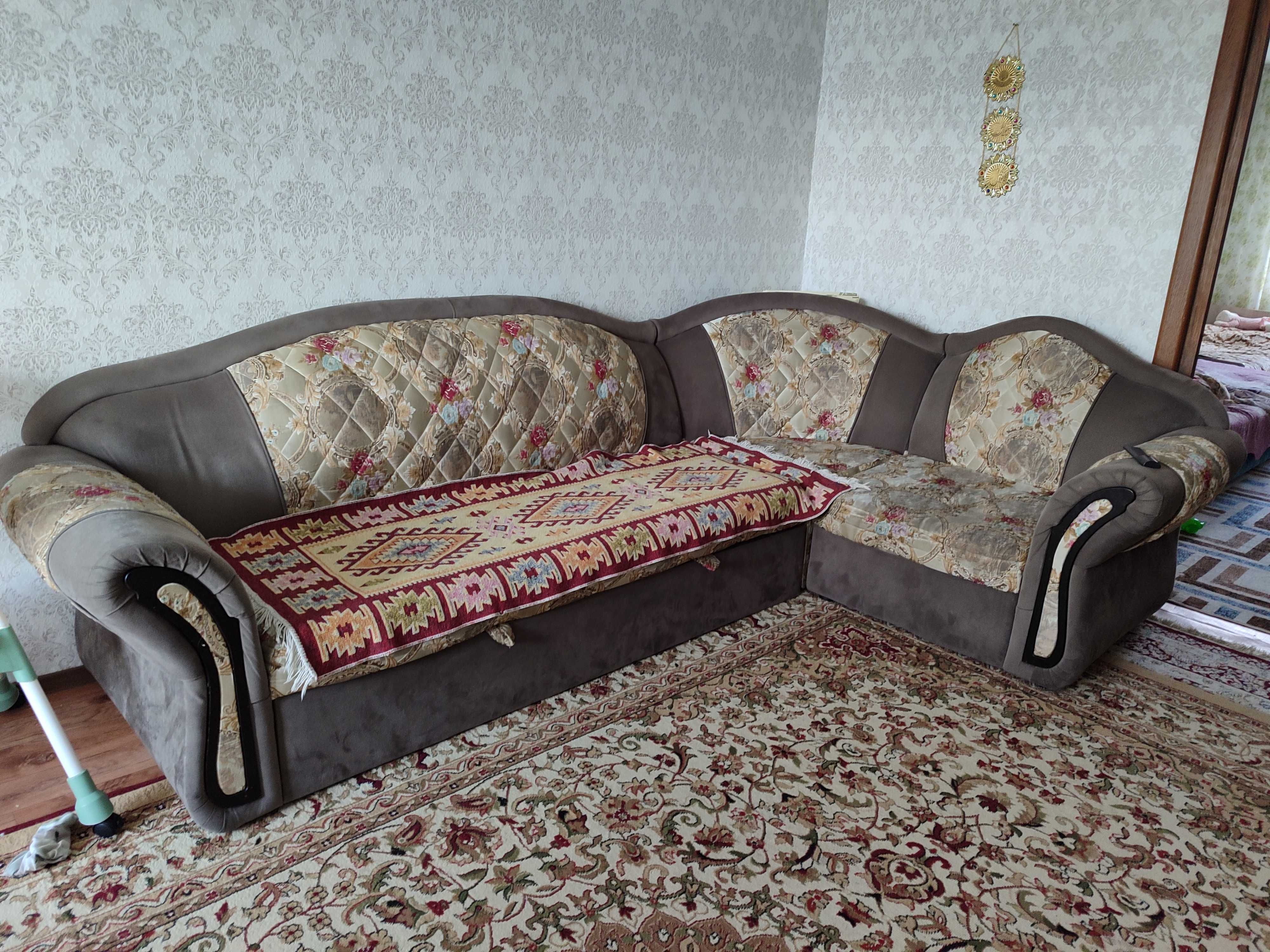 Диван продам угловой