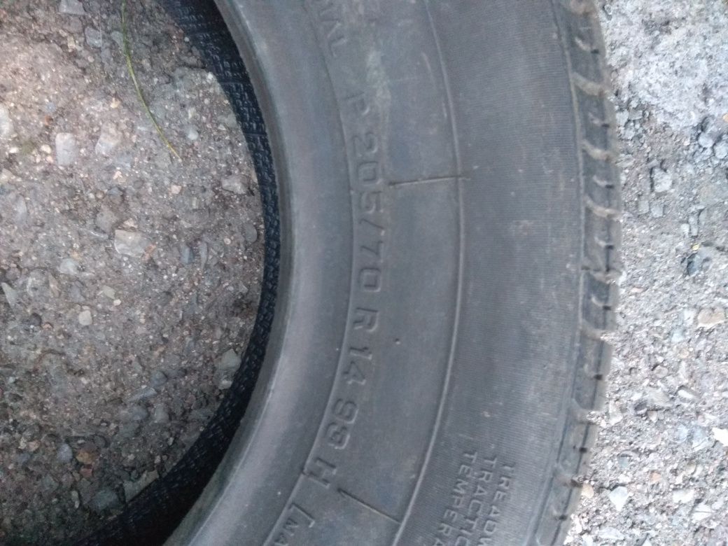 Продам две бескамерные автошины PIRELLE, новые, 205/70R14
